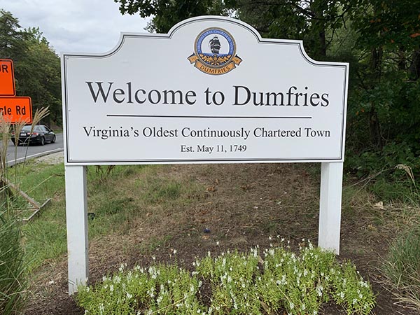 a welcome sign to the town of dumfries