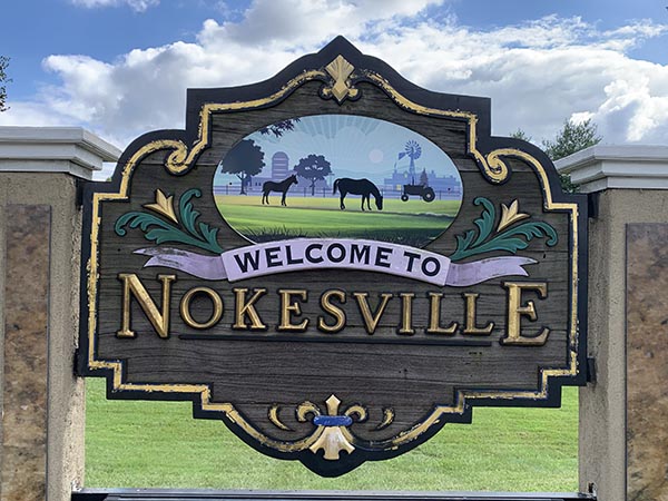 a welcome sign for a horse ranch