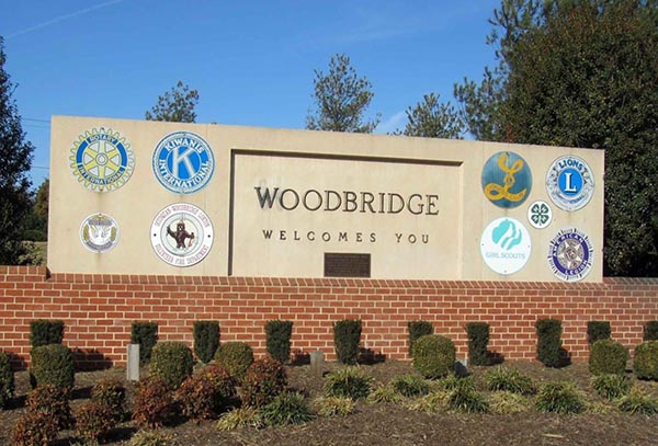 a sign for woodridge welcomes you